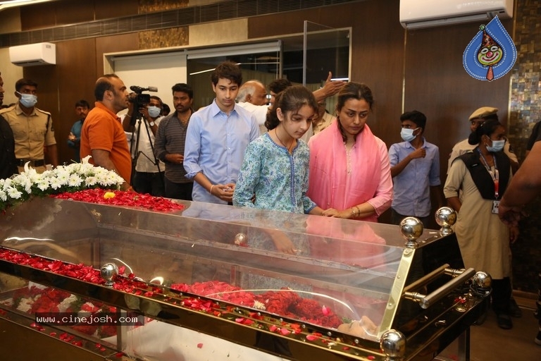 Celebs Pay Condolences to Superstar Krishna  - 35 / 97 photos