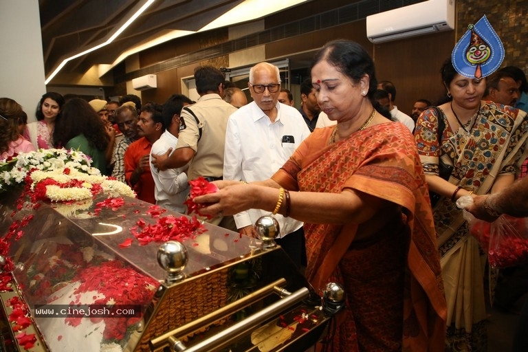 Celebs Pay Condolences to Superstar Krishna  - 36 / 97 photos