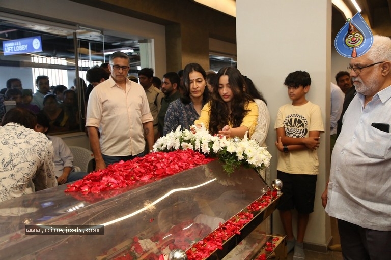 Celebs Pay Condolences to Superstar Krishna  - 37 / 97 photos