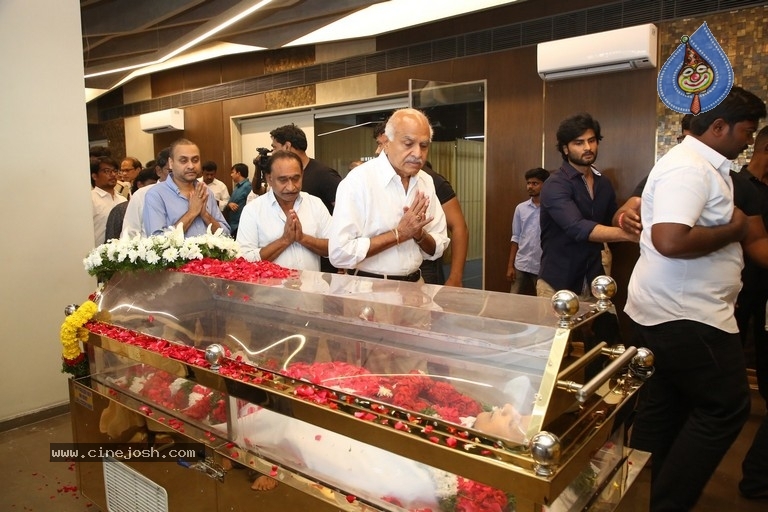 Celebs Pay Condolences to Superstar Krishna  - 41 / 97 photos