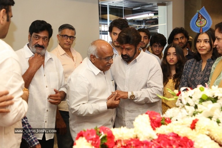 Celebs Pay Condolences to Superstar Krishna  - 47 / 97 photos