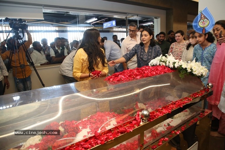 Celebs Pay Condolences to Superstar Krishna  - 52 / 97 photos