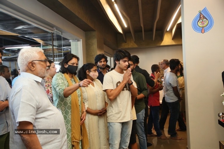 Celebs Pay Condolences to Superstar Krishna  - 56 / 97 photos