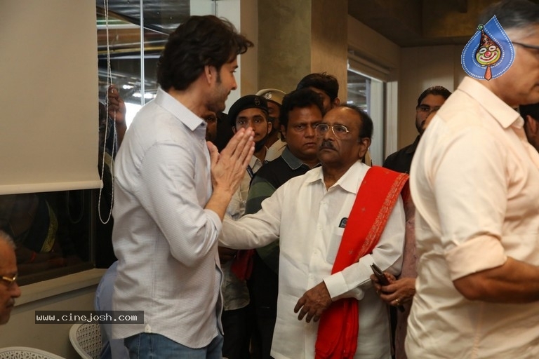 Celebs Pay Condolences to Superstar Krishna  - 58 / 97 photos