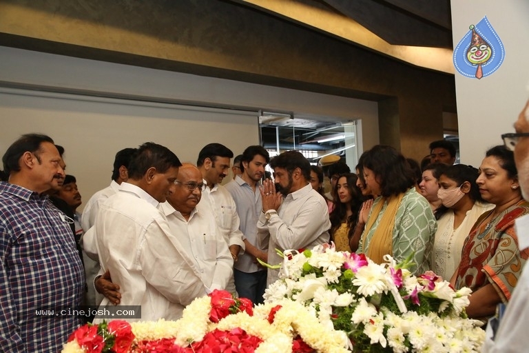 Celebs Pay Condolences to Superstar Krishna  - 82 / 97 photos