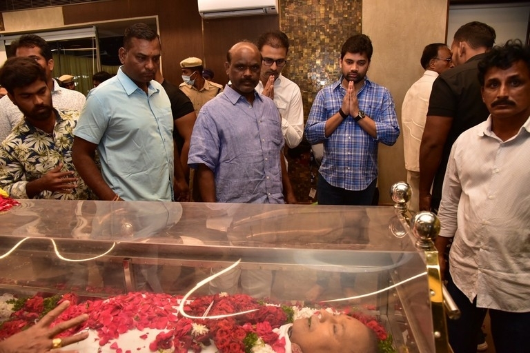 Superstar Krishna final rites - 3 / 63 photos