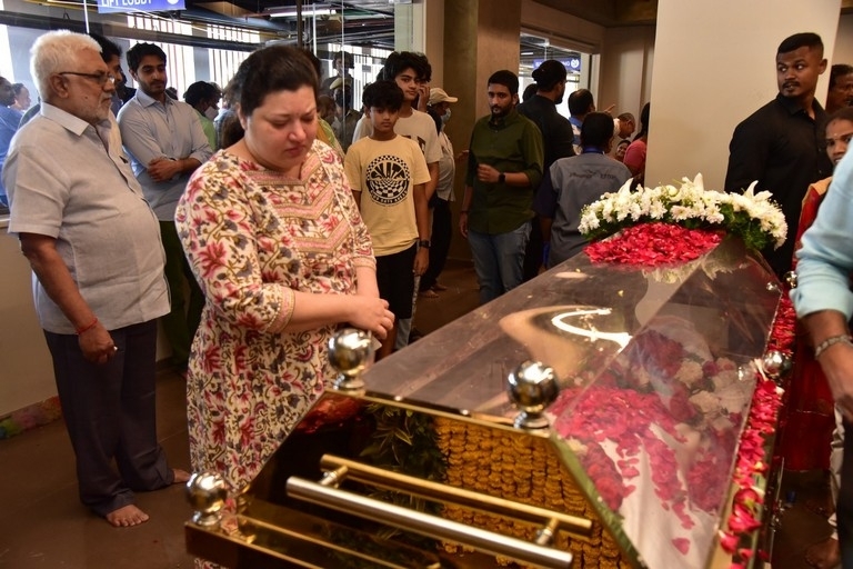 Superstar Krishna final rites - 5 / 63 photos