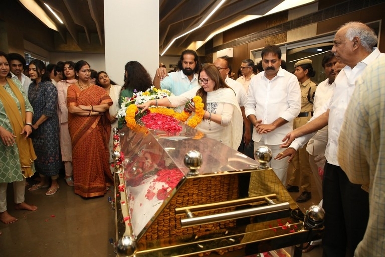 Superstar Krishna final rites - 14 / 63 photos