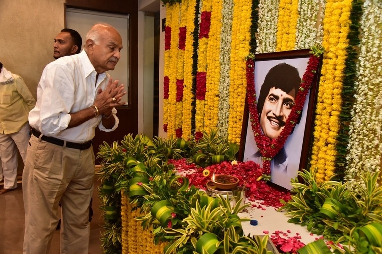 Superstar Krishna final rites - 32 / 63 photos