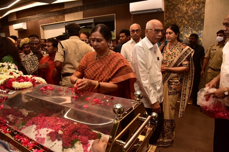 Superstar Krishna final rites - 35 / 63 photos