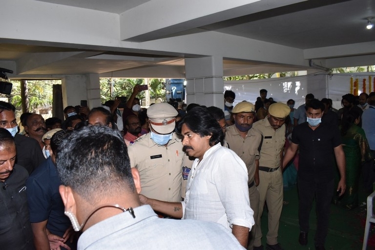 Celebrities condolences Kaikala Satyanarayana - 24 / 38 photos