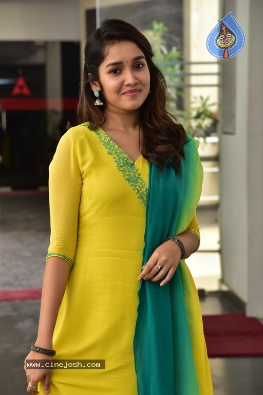 Anikha Surendran Photos - 9 / 14 photos