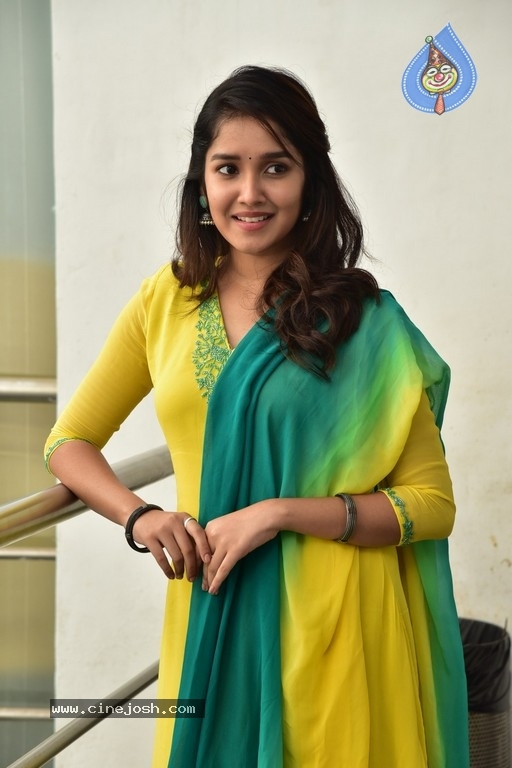 Anikha Surendran Photos - 12 / 14 photos