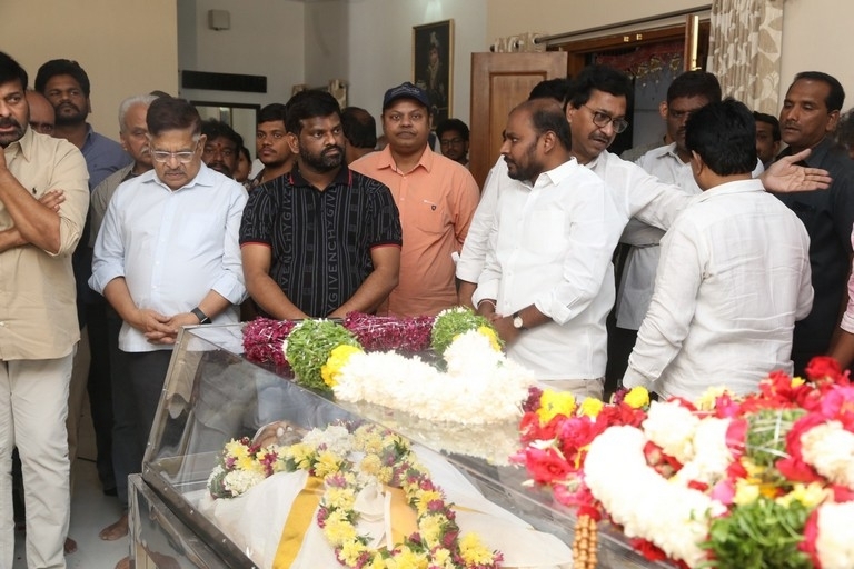 Celebs Pay Condolences to K.Viswanath - 3 / 55 photos