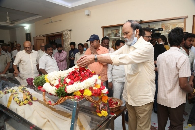 Celebs Pay Condolences to K.Viswanath - 4 / 55 photos