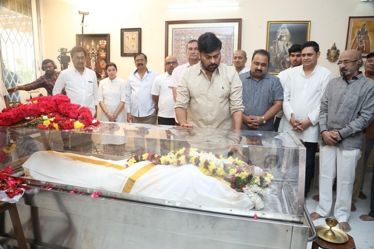 Celebs Pay Condolences to K.Viswanath - 23 / 55 photos