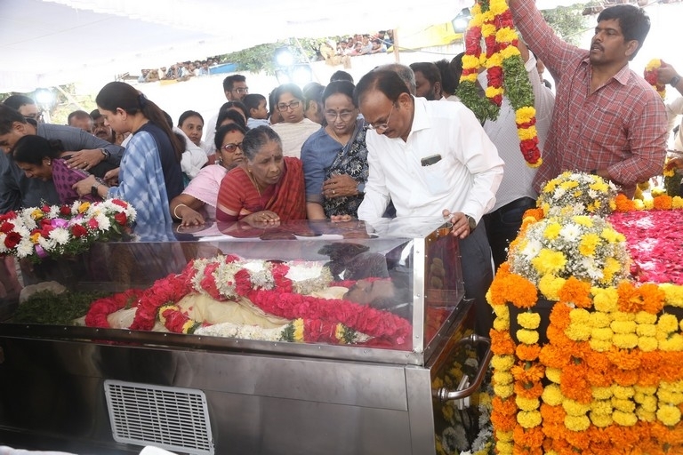 Celebs Pay Final Respect to Taraka Rathna - 5 / 104 photos