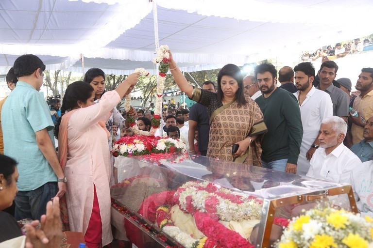 Celebs Pay Final Respect to Taraka Rathna - 13 / 104 photos