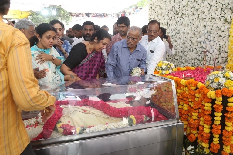 Celebs Pay Final Respect to Taraka Rathna - 18 / 104 photos