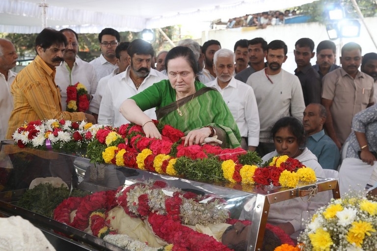 Celebs Pay Final Respect to Taraka Rathna - 20 / 104 photos