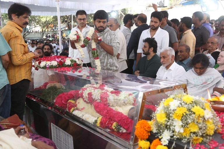 Celebs Pay Final Respect to Taraka Rathna - 21 / 104 photos