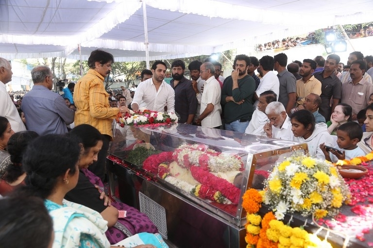 Celebs Pay Final Respect to Taraka Rathna - 23 / 104 photos