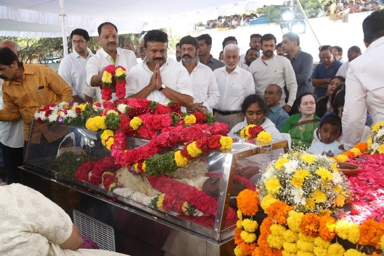 Celebs Pay Final Respect to Taraka Rathna - 24 / 104 photos
