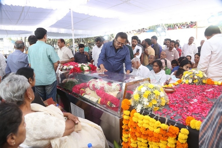 Celebs Pay Final Respect to Taraka Rathna - 27 / 104 photos