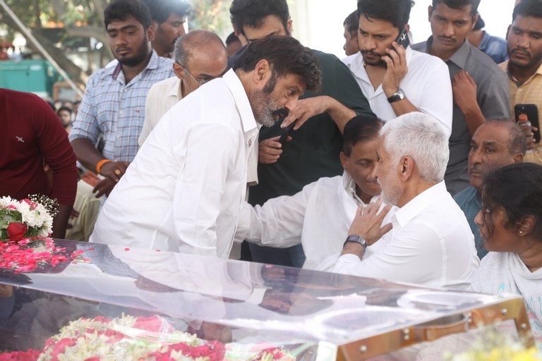 Celebs Pay Final Respect to Taraka Rathna - 33 / 104 photos