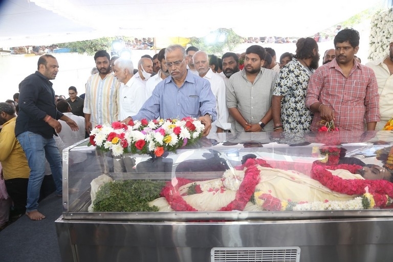 Celebs Pay Final Respect to Taraka Rathna - 35 / 104 photos