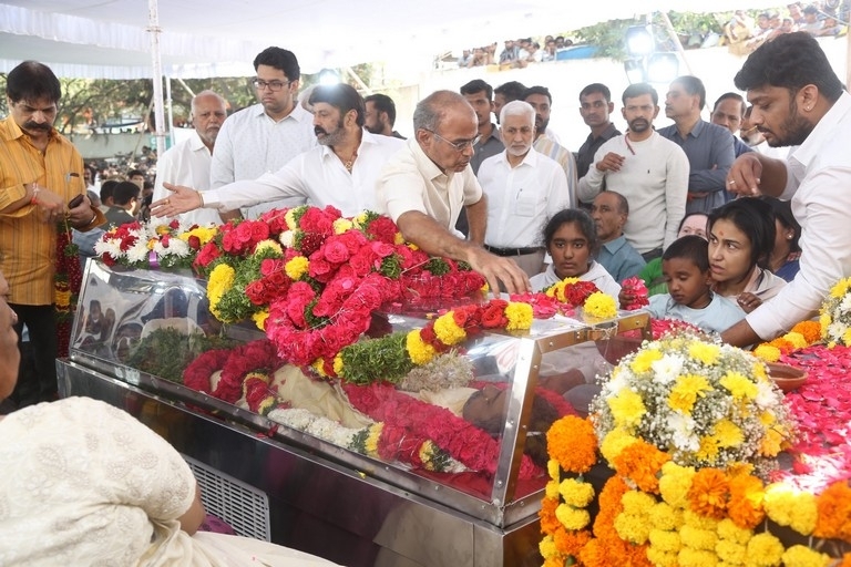 Celebs Pay Final Respect to Taraka Rathna - 36 / 104 photos