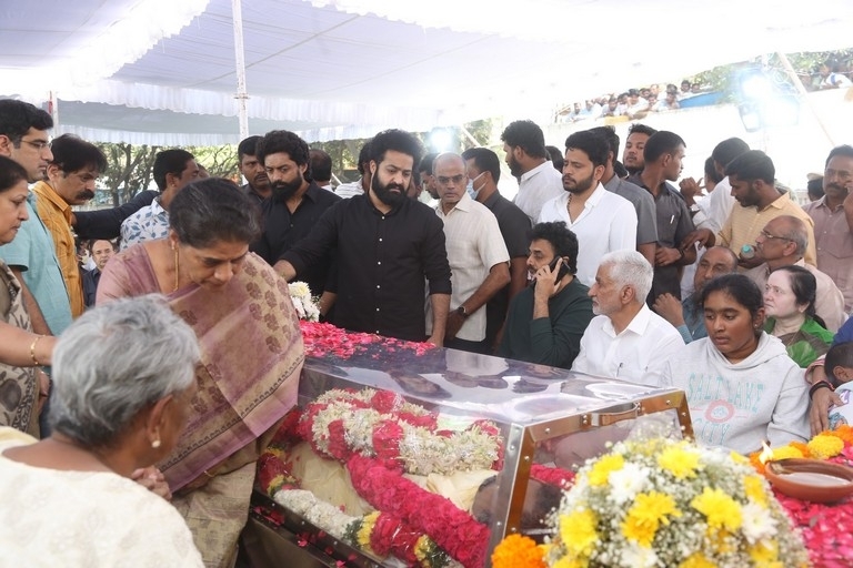 Celebs Pay Final Respect to Taraka Rathna - 37 / 104 photos