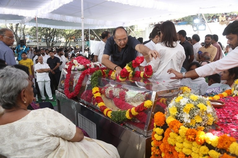Celebs Pay Final Respect to Taraka Rathna - 38 / 104 photos