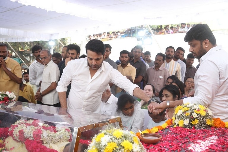 Celebs Pay Final Respect to Taraka Rathna - 39 / 104 photos