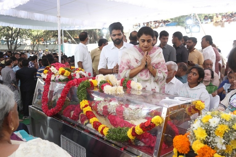 Celebs Pay Final Respect to Taraka Rathna - 46 / 104 photos