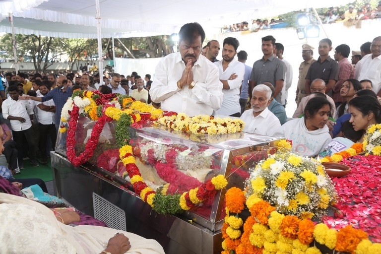 Celebs Pay Final Respect to Taraka Rathna - 48 / 104 photos