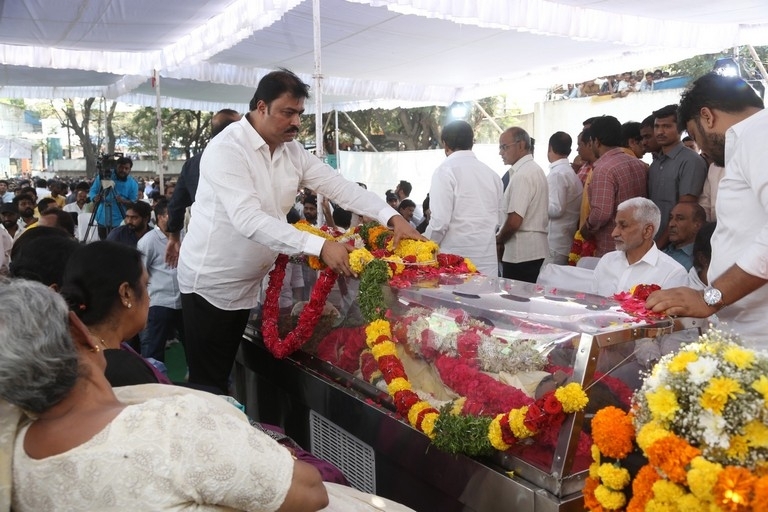 Celebs Pay Final Respect to Taraka Rathna - 78 / 104 photos