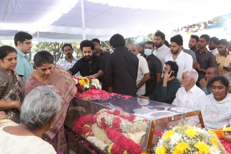 Celebs Pay Final Respect to Taraka Rathna - 97 / 104 photos