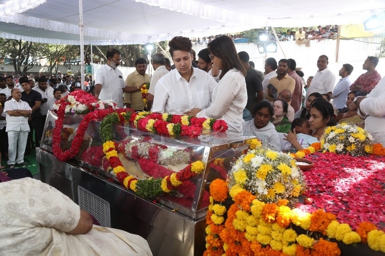 Celebs Pay Final Respect to Taraka Rathna - 99 / 104 photos