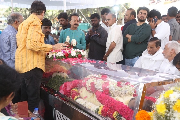Celebs Pay Final Respect to Taraka Rathna - 100 / 104 photos