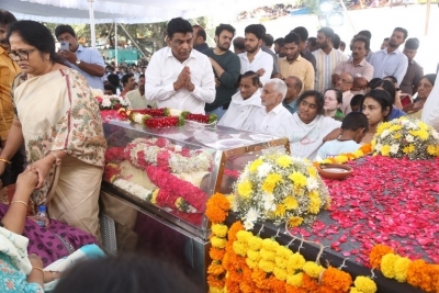 Celebs Pay Final Respect to Taraka Rathna - 6 of 104