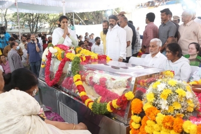 Celebs Pay Final Respect to Taraka Rathna - 19 of 104