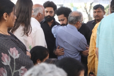 Celebs Pay Final Respect to Taraka Rathna - 72 of 104