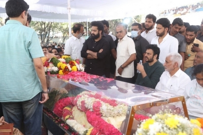 Celebs Pay Final Respect to Taraka Rathna - 74 of 104