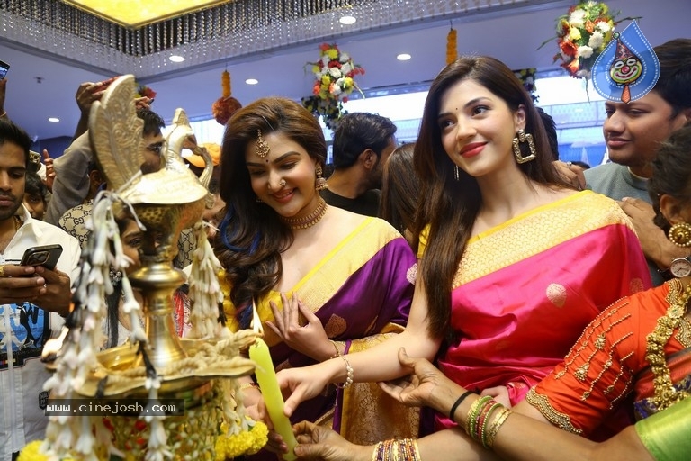 Mehreen launches Chandana Brothers Mall - 11 / 42 photos