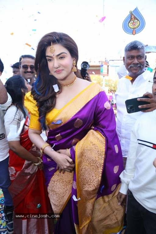 Mehreen launches Chandana Brothers Mall - 16 / 42 photos