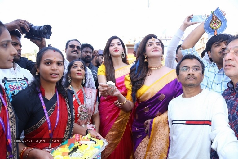 Mehreen launches Chandana Brothers Mall - 21 / 42 photos