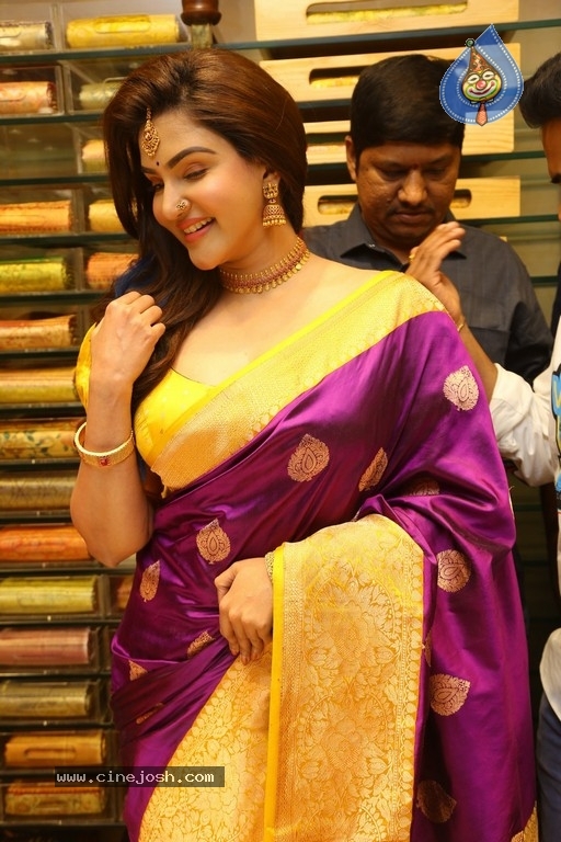 Mehreen launches Chandana Brothers Mall - 23 / 42 photos