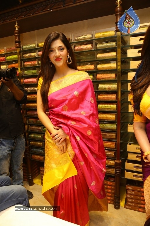 Mehreen launches Chandana Brothers Mall - 27 / 42 photos