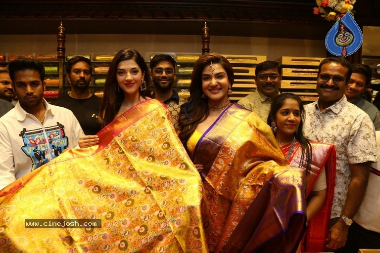Mehreen launches Chandana Brothers Mall - 29 / 42 photos
